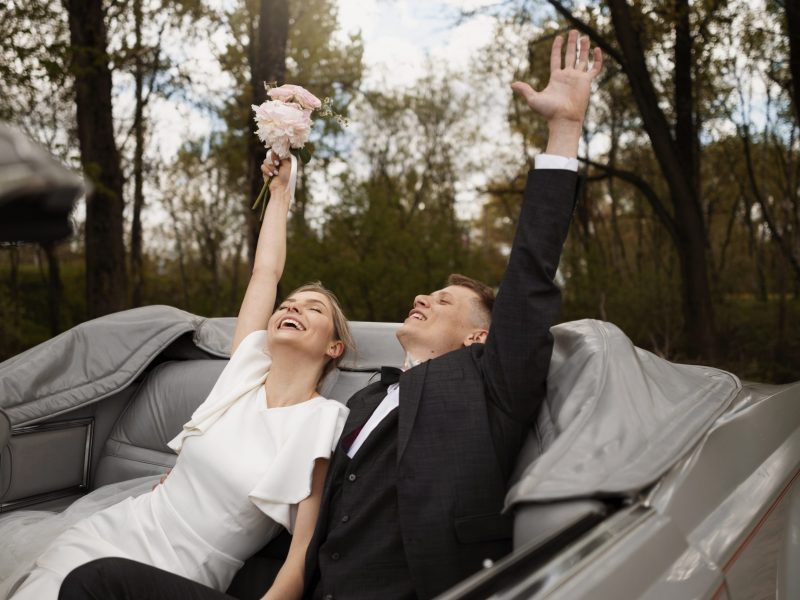 pareja-celebrando-su-coche-recien-casados-scaled.jpg